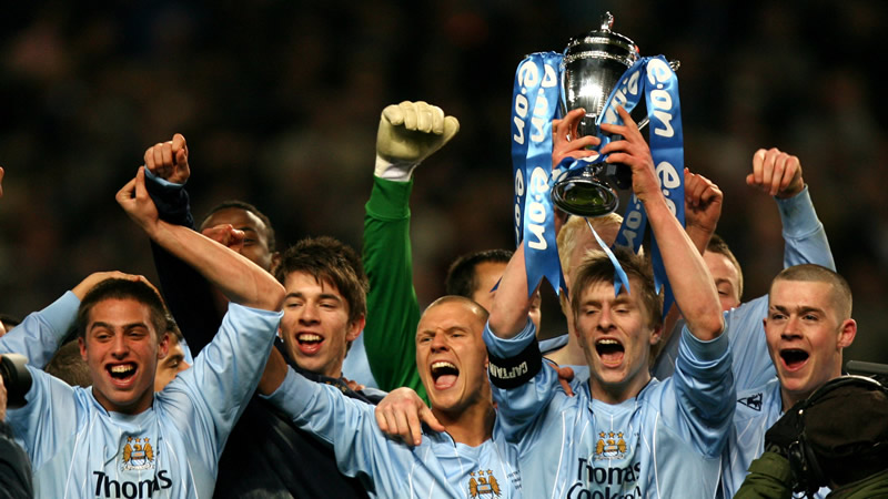 欧冠半场：克瑙夫打破僵局，法兰克福1-0巴塞罗那（欧冠半场战报：克瑙夫先开纪录，法兰克福暂1-0领先巴萨）