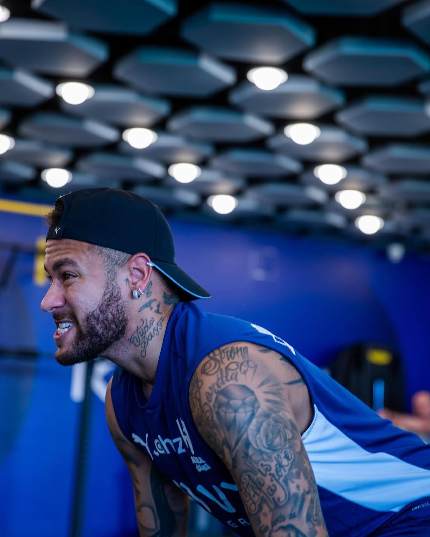 记者：弗里克听说自己的明夏离队传闻后说“又是胡说八道”（记者：被问及明夏离队传闻，弗里克回应“又是胡说八道”）