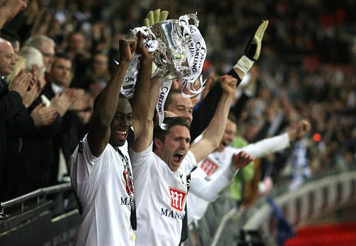 苏格兰女足队长卡思伯特与中国队比赛时头部受伤，被紧急送医（对阵中国队时头部受伤 苏格兰女足队长卡思伯特被紧急送医）