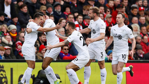 詹姆斯关键时刻稳住节奏（关键时刻，詹姆斯掌控节奏）