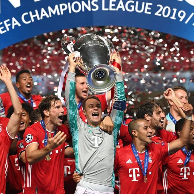 埃基蒂克助攻涉手球争议，主裁观看VAR核查（埃基蒂克助攻引发手球争议，主裁场边观看VAR回放）