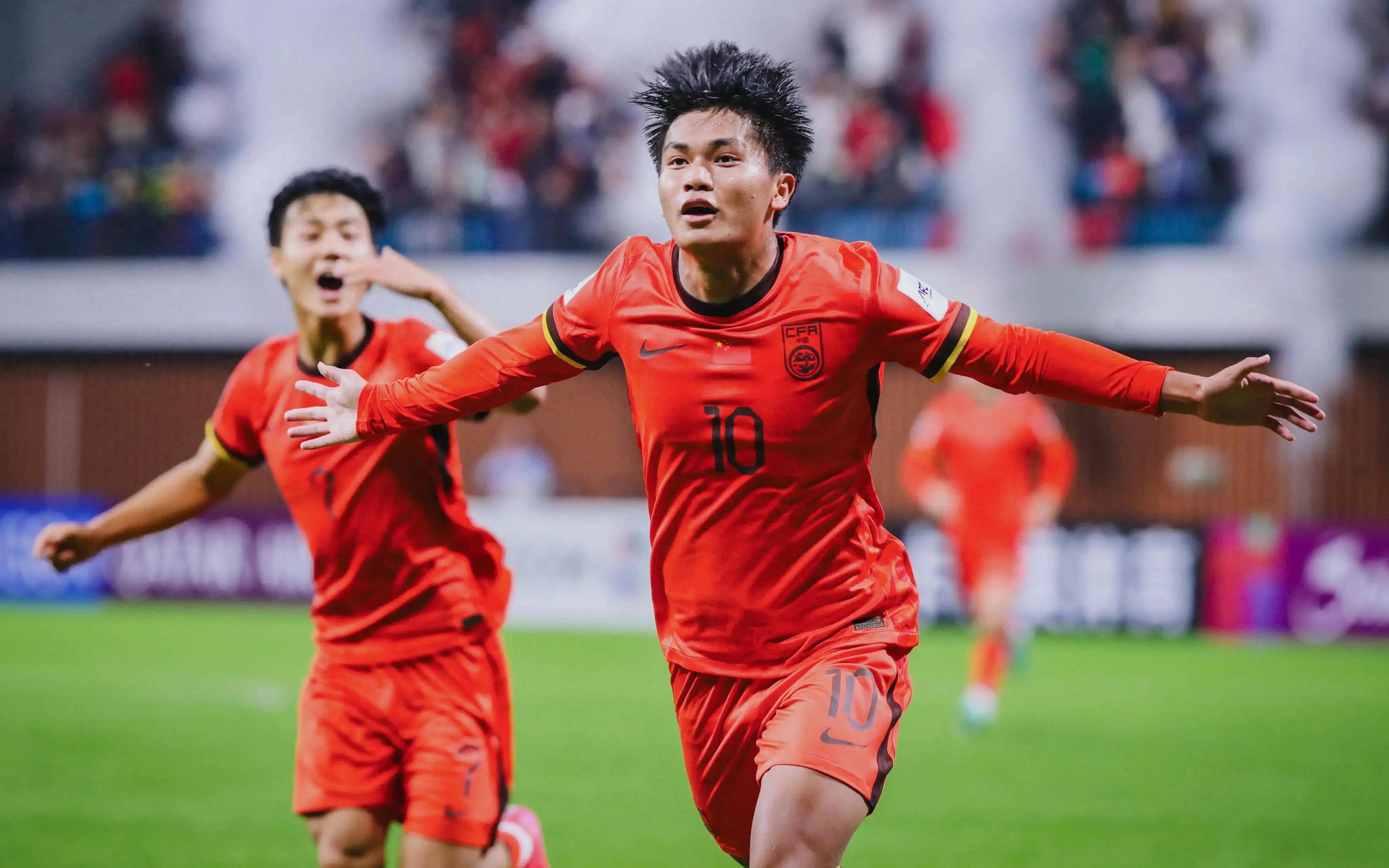 库里赛前训练身穿哈登10代球鞋（库里赛前热身上脚哈登10代球鞋）