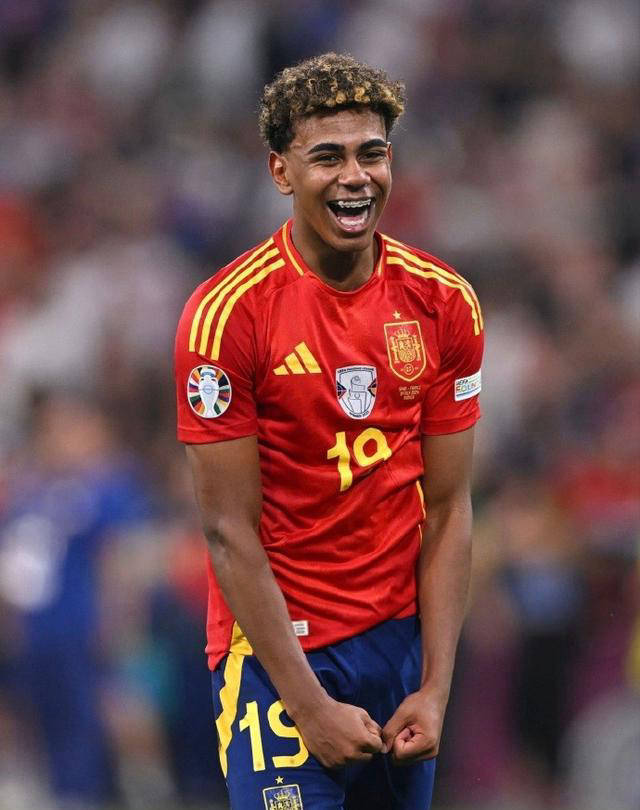 半场战报：米兰0-0拉齐奥，迈尼昂献神扑，红黑军团0射正（半场快讯：米兰与拉齐奥互交白卷，迈尼昂神扑救险，红黑零射正）