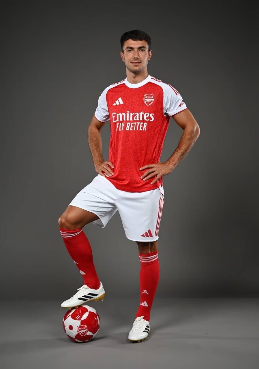 阿劳霍抵达巴萨总部即将续约 新合同2031年到期（阿劳霍现身巴萨总部敲定续约 新约至2031年）