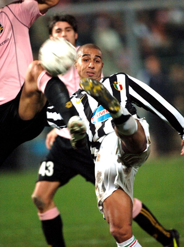 老队友见面，埃泽和奥利塞赛后交换了球衣（旧友重逢：埃泽与奥利塞赛后互换球衣）