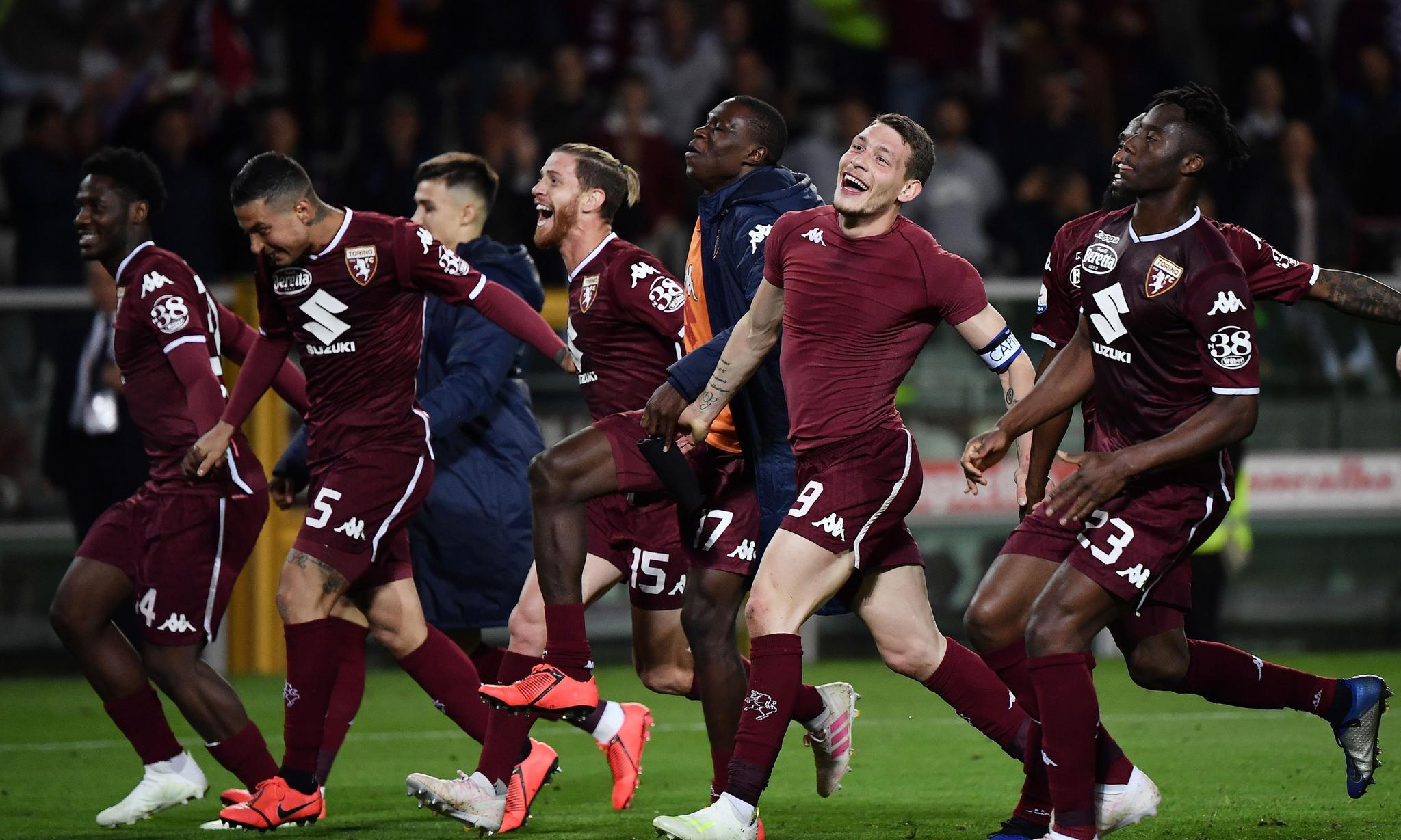 中超赛场争议判罚：VAR判罚引发热议,（中超赛场再起风波：VAR裁定引发热议）